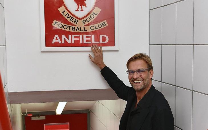 Lý do 10 sao Liverpool bị cấm chạm tấm biển ‘This is Anfield