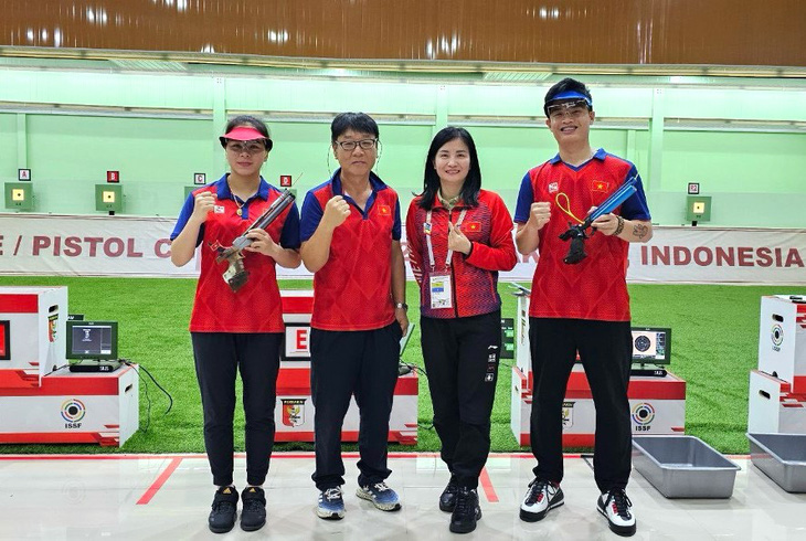 Trịnh Thu Vinh (bìa trái) giành HCV giải bắn súng vô địch châu Á 2024 tại Indonesia - Ảnh: BSVN