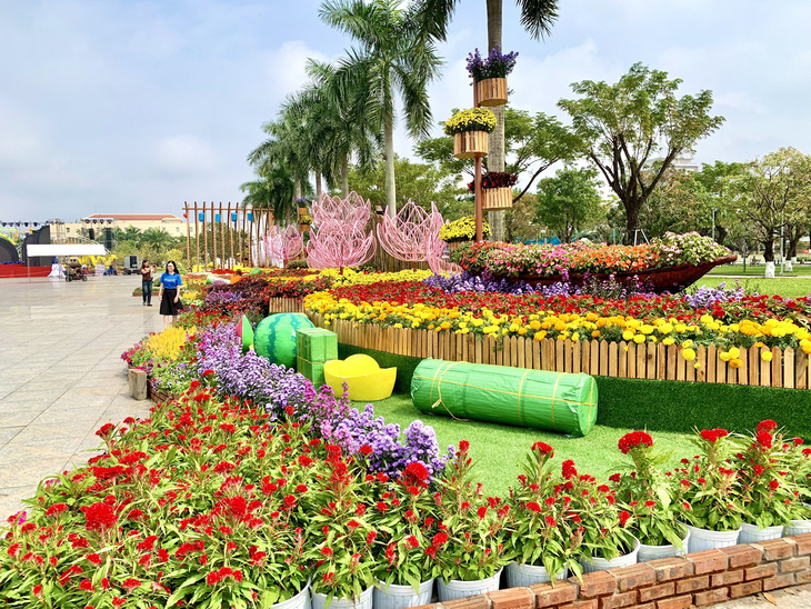 Vườn hoa Tết tại quảng trường 24-3 ở Tam Kỳ vừa được hoàn thiện để phục vụ nhân dân Quảng Nam dịp Tết Giáp Thìn 2024