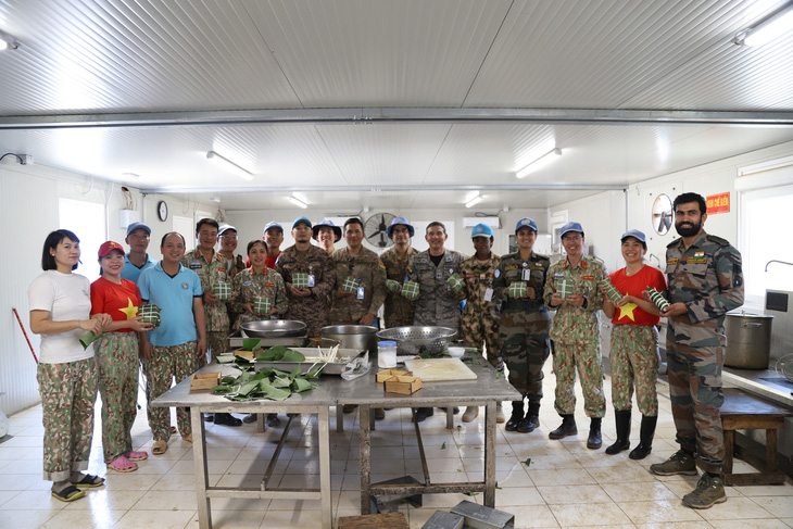 Niềm vui của các quân nhân Việt Nam cùng bạn bè quốc tế khi tự tay gói những chiếc bánh chưng ngày Tết - Ảnh: ĐỘI CÔNG BINH VIỆT NAM