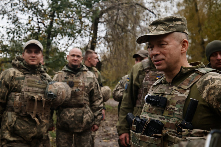 Tướng Oleksandr Syrsky trò chuyện cùng các binh sĩ tại một địa điểm ở Ukraine vào tháng 10-2022 - Ảnh: AFP