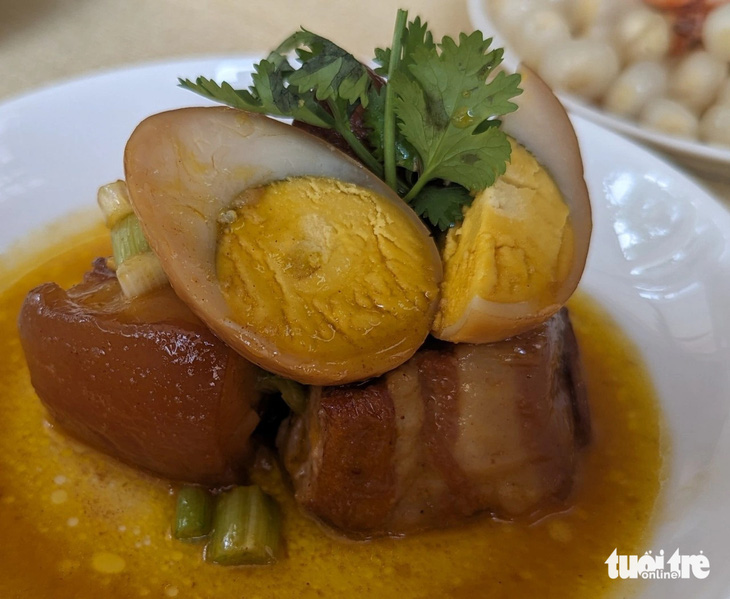 Món thịt kho hột vịt không thể thiếu trong mâm cơm ngày Tết của người Nam Bộ - Ảnh: LINH ĐOAN