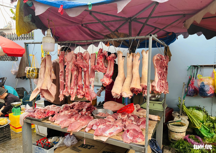 Thịt đùi heo có giá 100.000 đồng/kg tại một sạp thịt ở huyện Hóc Môn, TP.HCM - Ảnh: YẾN TRINH