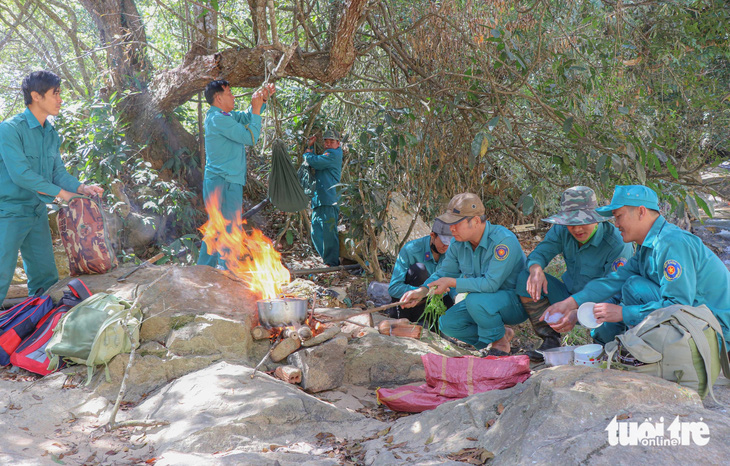 Năm nay, các nhân viên của Ban quản lý bảo vệ rừng phòng hộ Krông Pha ăn Tết ở rừng - Ảnh: DUY NGỌC