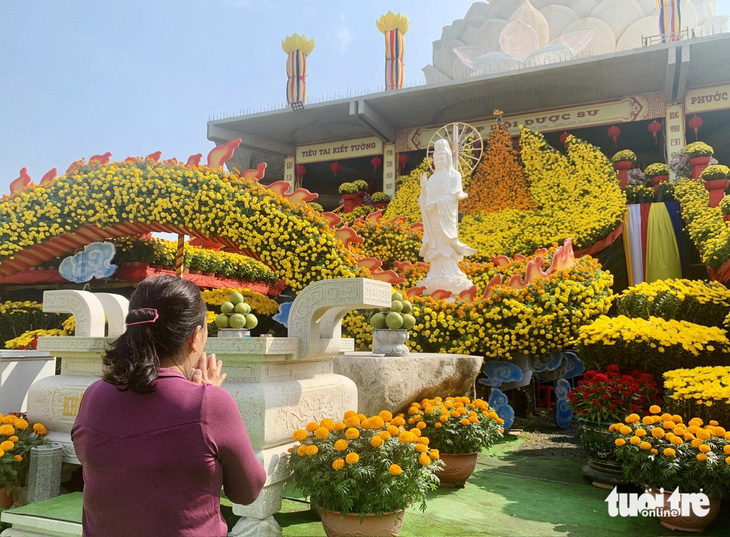 Người dân đi chùa lễ Phật đầu năm mới với trang phục lịch sự tại chùa Vạn Phước (huyện Bình Đại, tỉnh Bến Tre) - Ảnh: HOÀI PHƯƠNG