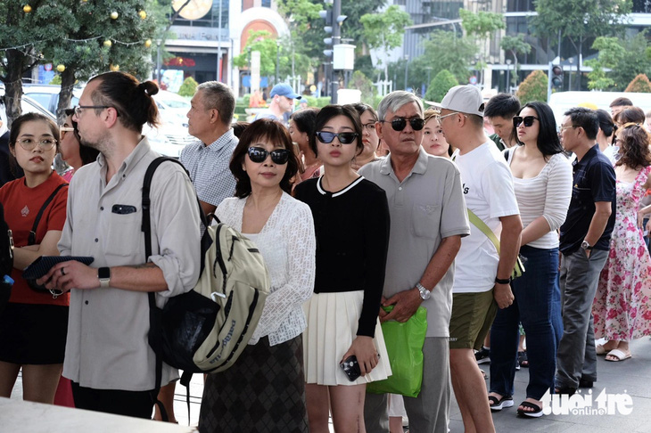 Từ 17h chiều 9-2, đông đảo hành khách đã có mặt ở bến Bạch Đằng chờ lên tàu buýt hai tầng ngắm sông Sài Gòn ngày cuối của năm Quý Mão - Ảnh: PHƯƠNG NHI