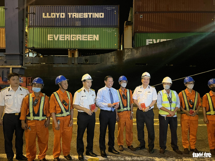 Chủ tịch UBND TP.HCM Phan Văn Mãi chúc Tết những công nhân tại cảng đi làm trong đêm giao thừa - Ảnh: N.BÌNH