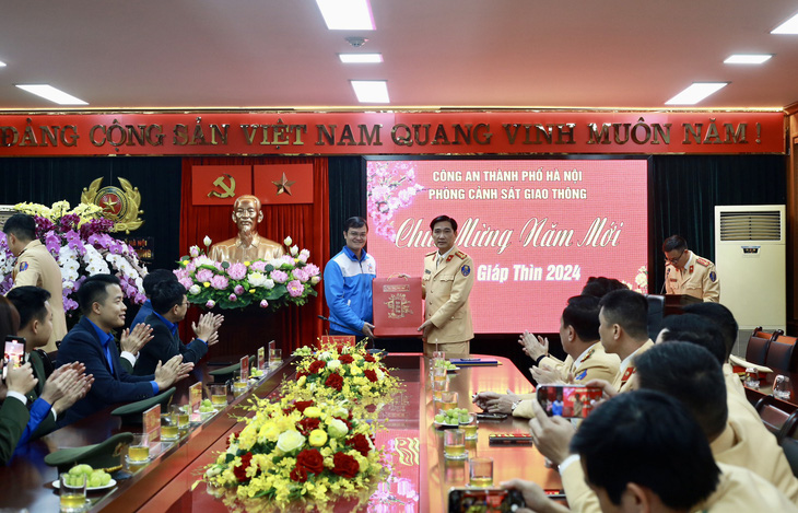 Anh Bùi Quang Huy - bí thư thứ nhất Trung ương Đoàn - đến chúc Tết Phòng cảnh sát giao thông Công an TP Hà Nội và đoàn viên, thanh niên đang làm nhiệm vụ trực Tết - Ảnh: BẢO KHANH
