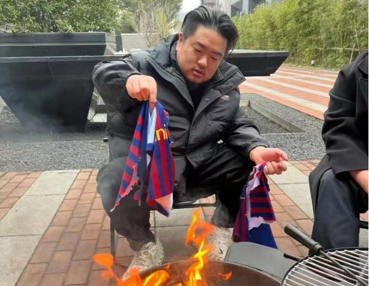 Cổ động viên Hong Kong đốt áo Messi - Ảnh: Sina