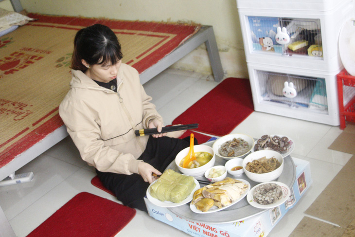 Mâm cơm ngày tất niên của một công nhân xa quê tại Bắc Giang - Ảnh: THU HƯƠNG