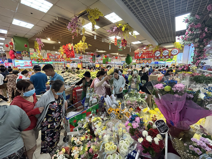 Hoa tươi, bánh chưng, trái cây mâm ngũ quả của siêu thị được người dùng đánh giá cao so với chợ truyền thống nhờ ổn định giá đến ngày 30 Tết. 