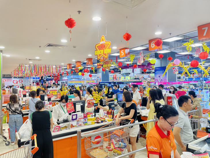 Các siêu thị tăng cường lực lượng nhân viên, hệ thống thanh toán đa dạng nhằm đảm bảo mua sắm cho người dân thuận tiện.