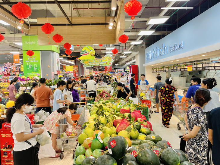 Toàn hệ thống siêu thị Co.opmart sáng đèn đến tận khuya để phục vụ từng người dân mua sắm đến 30 Tết. 