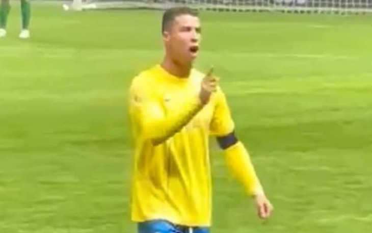 Ronaldo &quot;nóng máu&quot; vì cổ động viên cứ gọi tên Messi