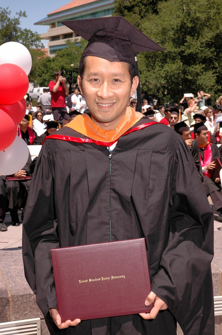 Anh Phạm Minh Đức trong lễ tốt nghiệp thạc sĩ khoa học máy tính tại Đại học Stanford.