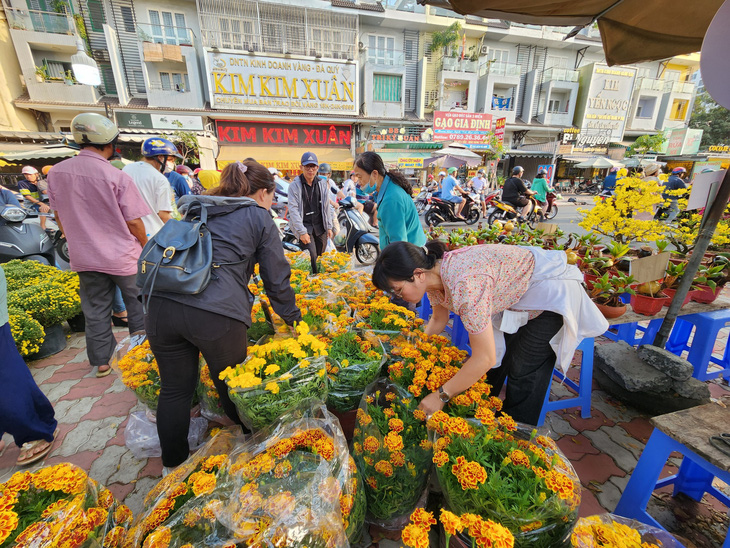 Chợ hoa Tết ở bến Bình Đông tấp nập khách trong hai ngày 29 và 30 Tết - Ảnh: H.A