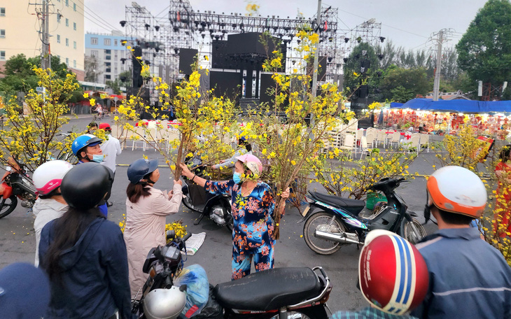 Rộn ràng sắc vàng tại 'chợ mai di động' ở TP Long Xuyên ngày 30 Tết