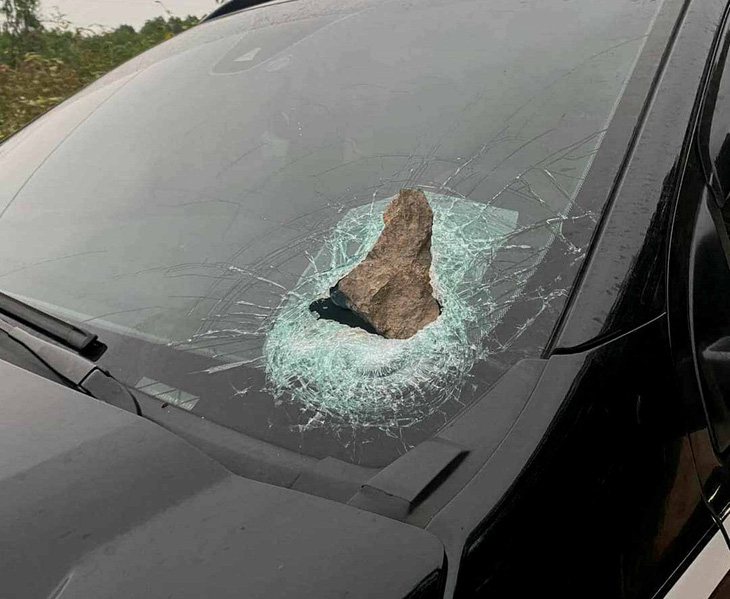 Hình ảnh ô tô của anh T. bị ném đá và thủng một lỗ to ở kính chắn gió phía trước - Ảnh: P.Đ.T