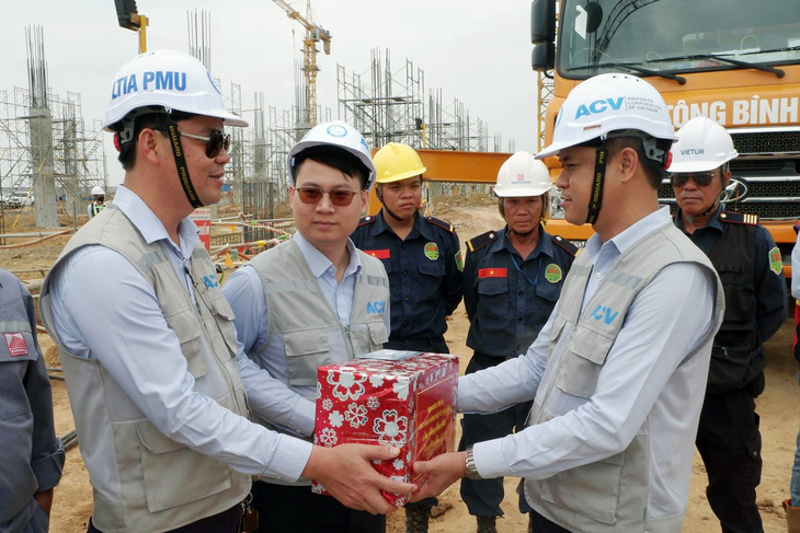 Ban quản lý dự án sân bay Long Thành thăm hỏi, tặng quà cho nhà thầu, công nhân, kỹ sư thi công xuyên Tết - Ảnh: A.B.