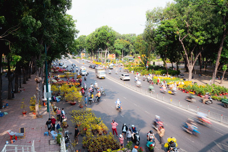 Chợ hoa Tết công viên Gia Định (quận Phú Nhuận, TP.HCM) vẫn tấp nập người dân đến mua hoa trong ngày cuối cùng của năm - Ảnh: THANH HIỆP