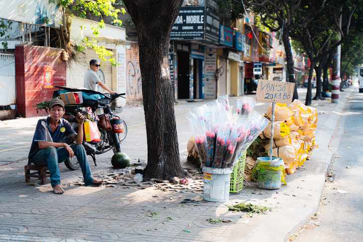 20.000 đồng/bó hoa cúc vàng nhưng cũng chẳng ai đến mua tại khu vực bán hoa đường Hùng Vương (quận 5) - Ảnh: THANH HIỆP