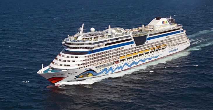 Siêu tàu du lịch AIDA Bella chở hơn 2.000 khách quốc tế là người Đức, Úc neo đậu cảng Dương Đông (TP Phú Quốc) vào sáng 9-2 - Ảnh: H.D.