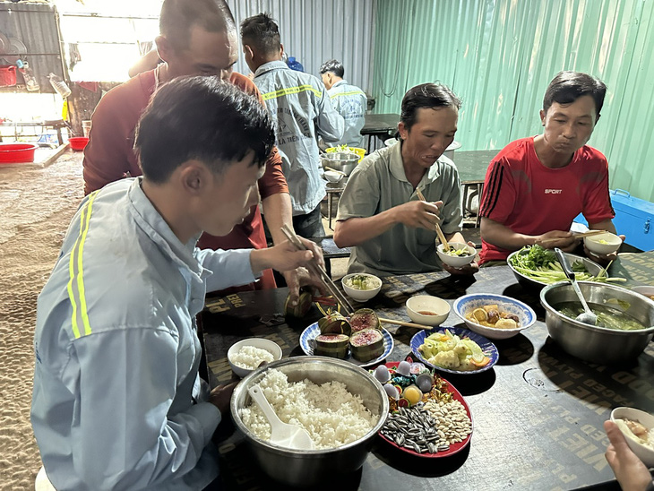 Mâm cơm trưa 30 Tết tại công trường dự án thành phần 1A - Ảnh: Ban quản lý dự án Mỹ Thuận.