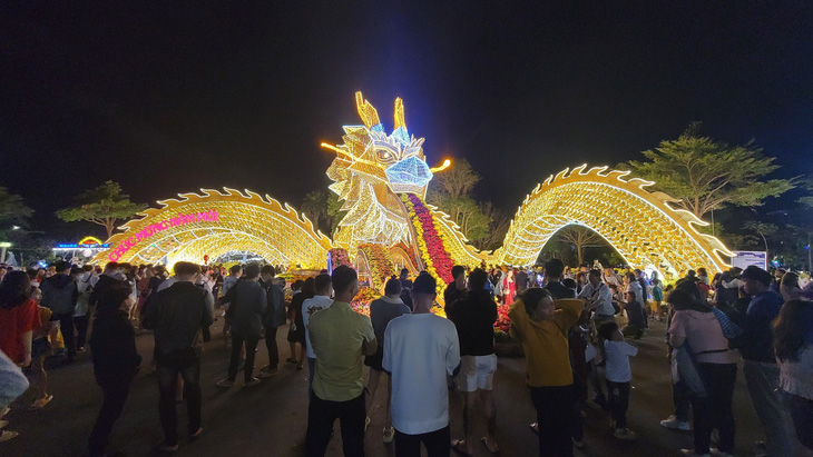 Rất nhiều du khách khen rồng Phú Yên tại đường hoa xuân Giáp Thìn 2024 (TP Tuy Hòa) - Ảnh: NGUYỄN HOÀNG