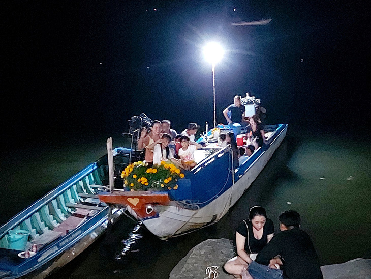Người dân ở huyện An Biên chạy vỏ lãi khoảng 2km, vượt sông sang TP Rạch Giá đón Tết Nguyên đán Giáp Thìn năm 2024 - Ảnh: CHÍ CÔNG