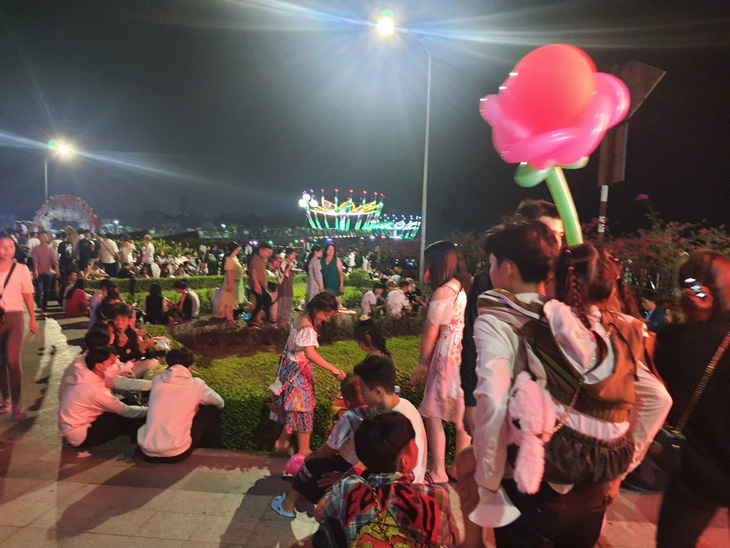 Hơn 9h người dân tập trung về khu cầu đi bộ Bến Ninh Kiều (Cần Thơ) chờ xem bắn pháo hoa trên sông - Ảnh: T. Lũy