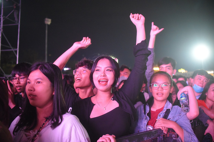 Hàng ngàn bạn trẻ tập trung cổ vũ cho các ca sĩ tại đêm nhạc đón giao thừa ở TP Quy Nhơn - Ảnh: LÂM THIÊN