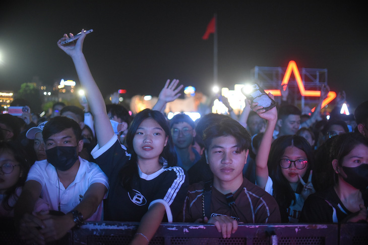 Dòng người đổ về quảng trường Nguyễn Tất Thành (Quy Nhơn) mỗi lúc một đông để xem bắn pháo hoa đón năm mới - Ảnh: LÂM THIÊN
