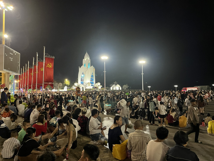 Quảng trường 2 Tháng 4 TP Nha Trang chật kín người dân, du khách xem pháo hoa - Ảnh: THY KHUÊ