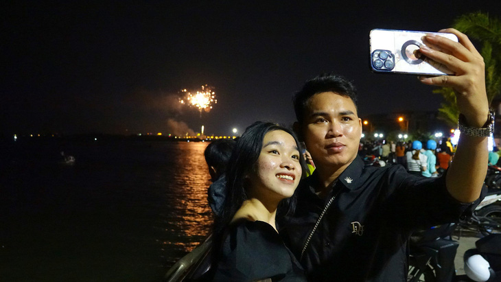 Người dân và du khách xem pháo hoa trên khu lấn biển Kiên Giang và lưu lại khoảnh khắc đáng nhớ cùng gia đình - Ảnh: CHÍ CÔNG