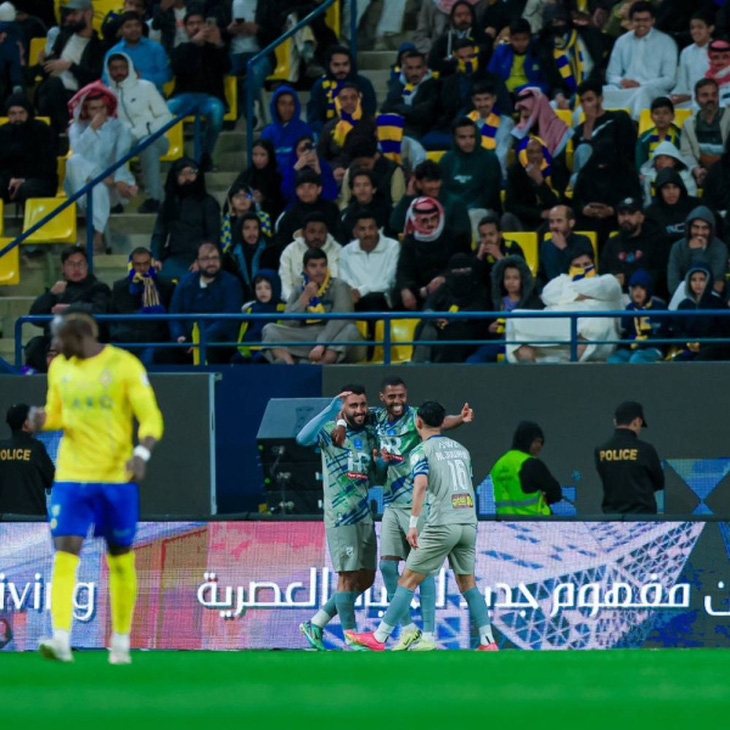 Cầu thủ Al Hazm ăn mừng sau khi ghi bàn gỡ hòa 4-4 trước Al Nassr ở phút 90+7 - Ảnh: Reuters