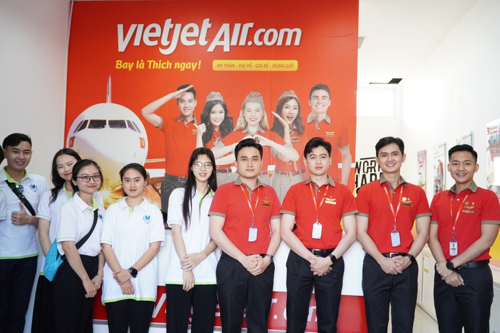 Sinh viên tham quan thực tế tại Vietjet