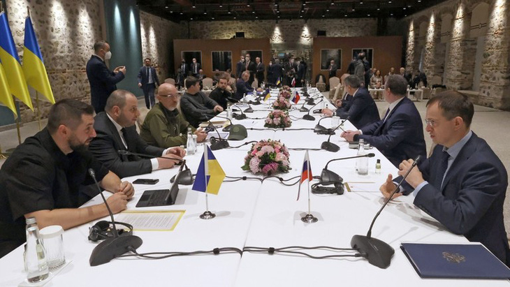 Phái đoàn Nga và Ukraine tại bàn đàm phán ở Istanbul vào năm 2022 - Ảnh: SPUTNIK