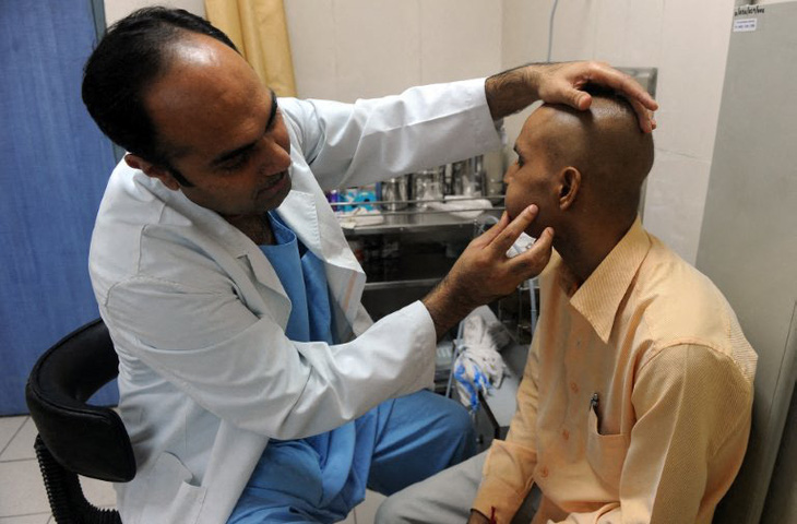 Một bệnh nhân ung thư khám tại Bệnh viện Tata Memorial ở Mumbai, Ấn Độ - Ảnh: AFP