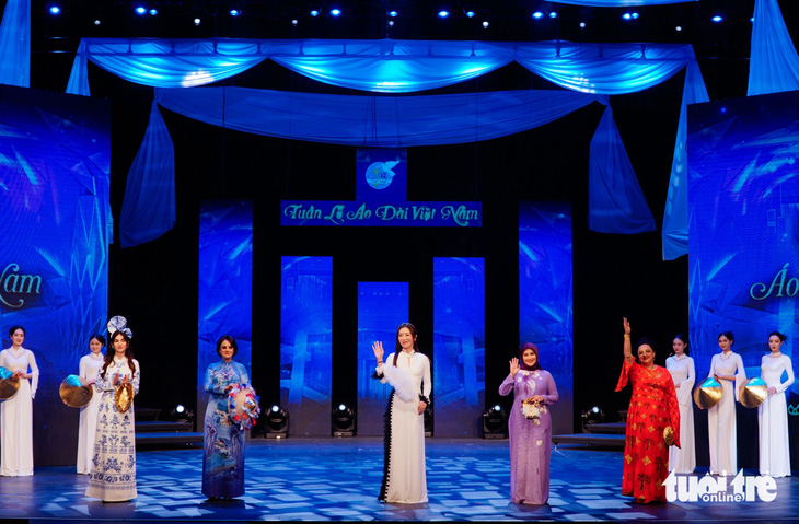 Năm phu nhân đại sứ cùng xuất hiện trên sân khấu Tuần lễ áo dài Việt Nam - Ảnh: NGUYỄN HIỀN