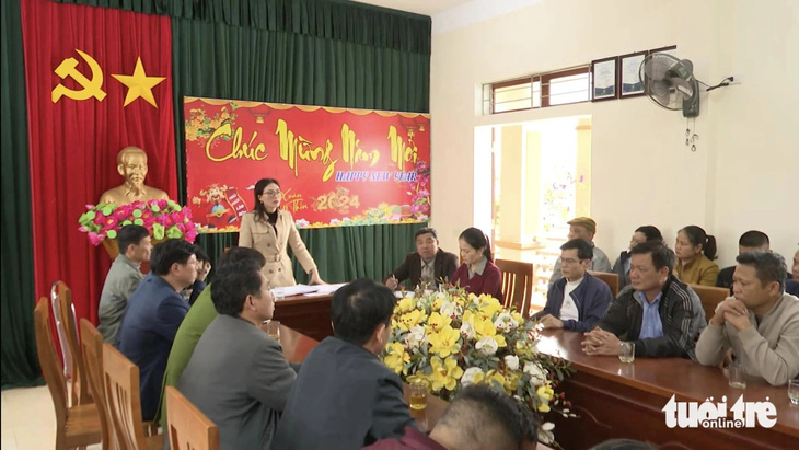 UBND huyện Hưng Nguyên, Nghệ An tổ chức cuộc họp xác minh thông tin báo chí phản ánh nghi vấn tiêu cực ở đền Ông Hoàng Mười - Ảnh: TÂM PHẠM