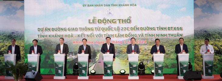 Chủ tịch Quốc hội Vương Đình Huệ, Phó thủ tướng Chính phủ Trần Hồng Hà cùng lãnh đạo bộ, ban, ngành trung ương và lãnh đạo địa phương nhấn nút động thổ dự án - Ảnh: THẢO ĐỨC