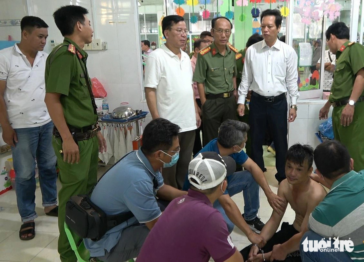 Nguyễn Bá Quân khi bị lực lượng công an khống chế, bắt giữ - Ảnh: H.T.