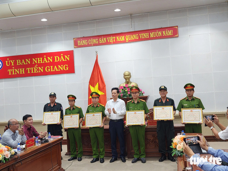 Ông Nguyễn Thành Diệu - phó chủ tịch UBND tỉnh - đã trao bằng khen tặng 4 tập thể - Ảnh: H.T.