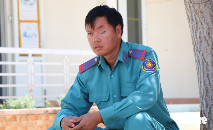 Anh Nguyễn Nhất Chung bị lâm tặc tấn công khiến anh mất một mắt bên trái - Ảnh: DUY NGỌC