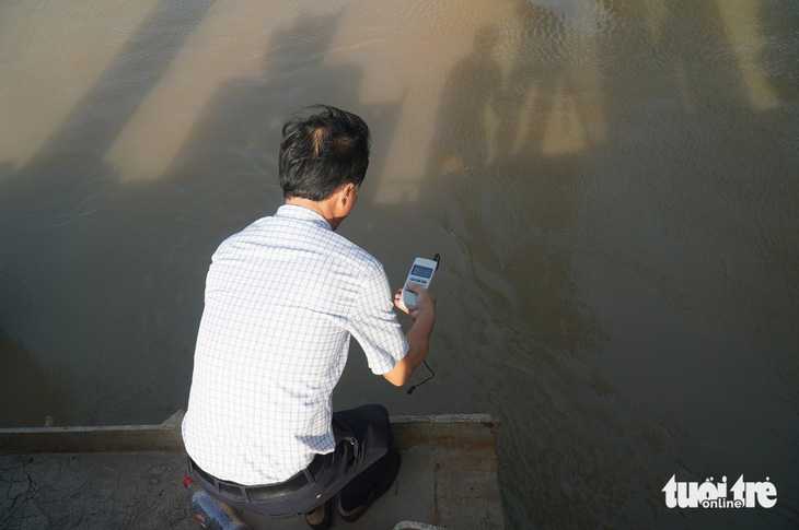 Các cơ quan chức năng đo độ mặn trên kênh Nguyễn Tấn Thành, trước khi quyết định đóng cống sớm hơn dự kiến ban đầu - Ảnh: MẬU TRƯỜNG