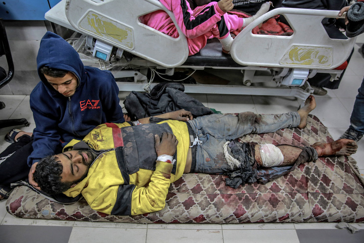 Người đàn ông bị thương khi cố lao về phía xe tải viện trợ, hiện đang nằm tại Bệnh viện Al-Shifa ở thành phố Gaza, ngày 29-2 - Ảnh: AFP