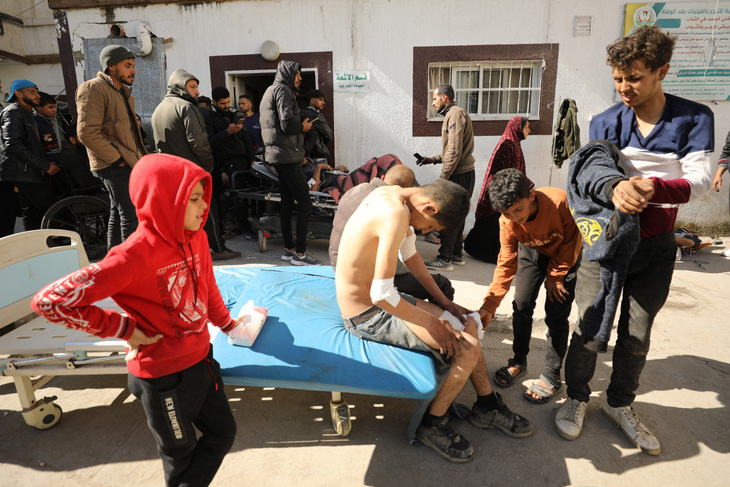 Người Palestine bị thương được chăm sóc tại Bệnh viện Kamal Edwan ngày 29-2 - Ảnh: AFP