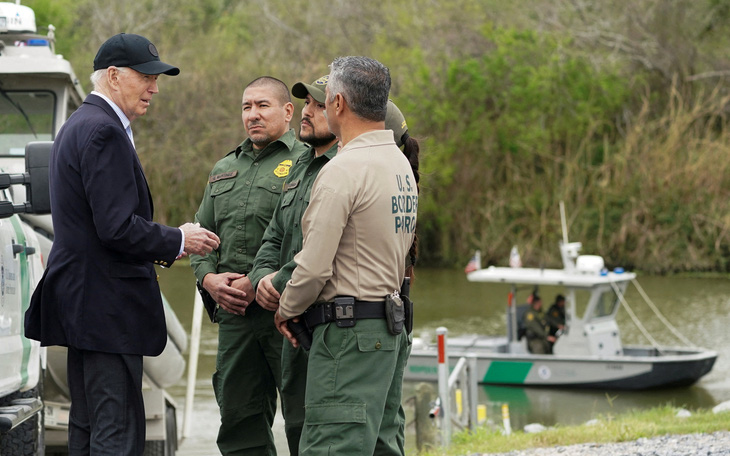 Ông Biden và ông Trump tới biên giới với Mexico cùng ngày