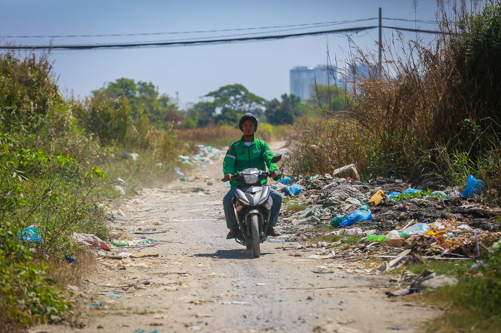 Đường Võ Văn Kiệt nối cao tốc TP.HCM - Trung Lương: Mặt bằng thành bãi rác, trụ cầu cây dại mọc- Ảnh 6.