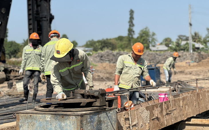 Cao tốc Cao Lãnh - An Hữu sớm hoàn thành phần cầu trong khi chờ cát